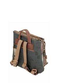 Strukturierter Rucksack aus dunkelgrauem Material mit abstraktem Muster, hellbraunen Lederakzenten, zwei oberen Griffen und verstellbaren Schultergurten.