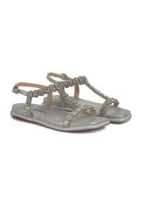Zilveren platte sandalen met een T-band ontwerp, voorzien van decoratieve strass steentjes, een gladde bovenkant en een iets gestructureerde, glinsterende zool.