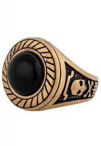 Anello in tonalità oro con una grande pietra nera centrale, dettagli con bordo rigato e accenti di teschio e ossa incrociate su uno sfondo nero.