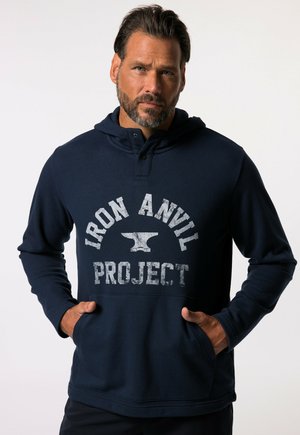 Marineblauwe hoodie van zachte stof, met een grote grijze grafische print van een aambeeld en de tekst "IRON ANVIL PROJECT". Inclusief zakken.