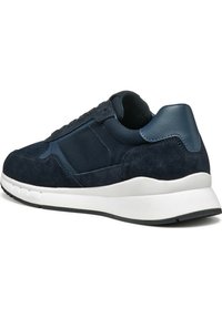 Sneaker blu navy con tomaia in suede e pelle, punta arrotondata, dettagli in tessuto testurizzato e suola in gomma bianca con battistrada nera.