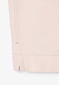 Helles rosa Baumwollgewebe mit einem strukturierten diagonalen Muster. Verfügt über kontrastierende Nähte am Saum und seitlichen Schlitzen für zusätzlichen Details.