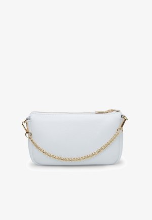 Clutch bianca in pelle con una finitura testurizzata, dotata di una tracolla in catena dorata e una chiusura a zip sulla parte superiore. Forma rettangolare compatta.