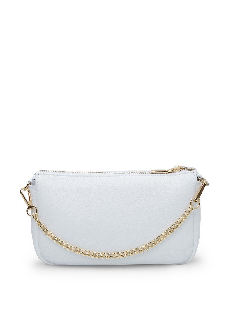 Clutch bianca in pelle con una finitura testurizzata, dotata di una tracolla in catena dorata e una chiusura a zip sulla parte superiore. Forma rettangolare compatta.