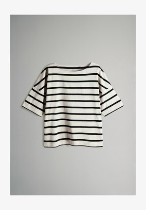 Camiseta de algodón a rayas en blanco y negro con un escote ancho y mangas tres cuartos. Textura suave y corte relajado.