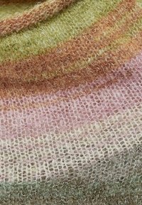 Geweven textiel met horizontale strepen in groen, bruin, roze en wit; zachte, donzige textuur met een losse, open breipatroon.
