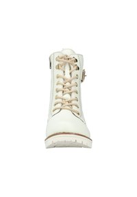 Botín de cuero blanco hasta el tobillo con cordones beige, herrajes dorados y suela de goma texturizada. Vista frontal que resalta el diseño con cordones y las costuras.
