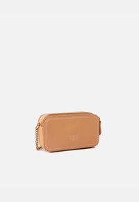 Borsetta in pelle beige con forma rettangolare, dotata di chiusura con zip e tracolla a catena. Cuciture bianche a contrasto e dettaglio del logo in rilievo.