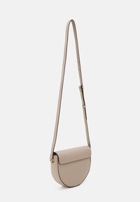 Borsa a tracolla in pelle beige, forma circolare con chiusura a pattina, bordi neri e tracolla regolabile con dettagli in metallo dorato.
