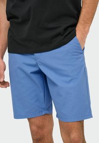Pantaloni corti blu realizzati in tessuto leggero, con tasche laterali e taglio dritto. Orlo rifinito in modo pulito. Maglietta nera.