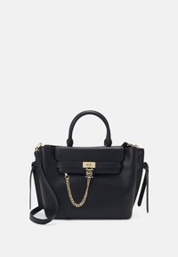 Borsa a tracolla in pelle nera con hardware dorato, forma rettangolare, due manici superiori e una tracolla rimovibile. Presenta un dettaglio a catena e una chiusura a morsetto.