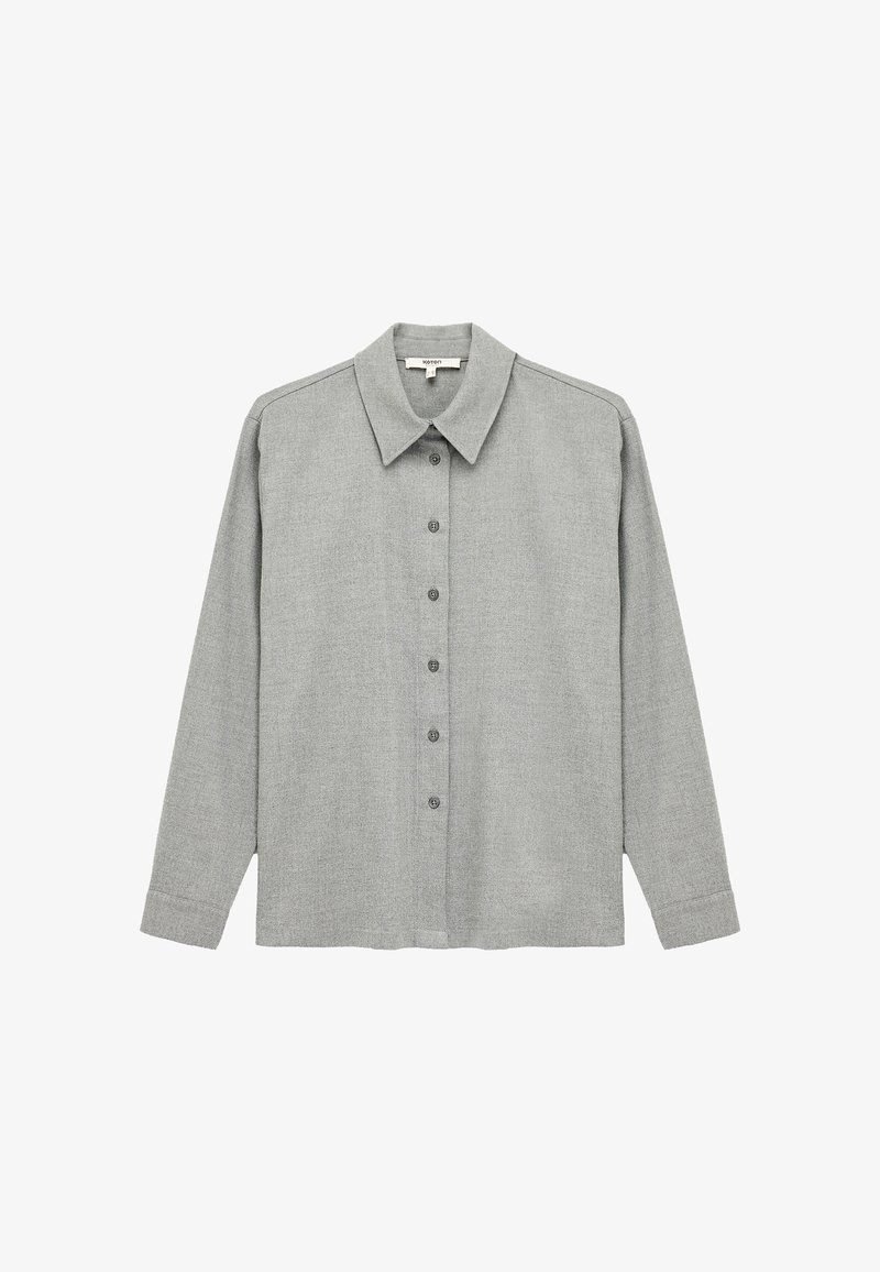 Grå skjorte med knapper, der har en klassisk krave, lange ærmer og et tekstureret stof med en glat overflade og en subtilt mønster.