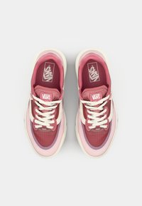 Adidașii Vans cu un partea superioară din plasă roz și roșie, șireturi albe, limbă căptușită și accente albe ale logo-ului, având un toc din cauciuc texturat.