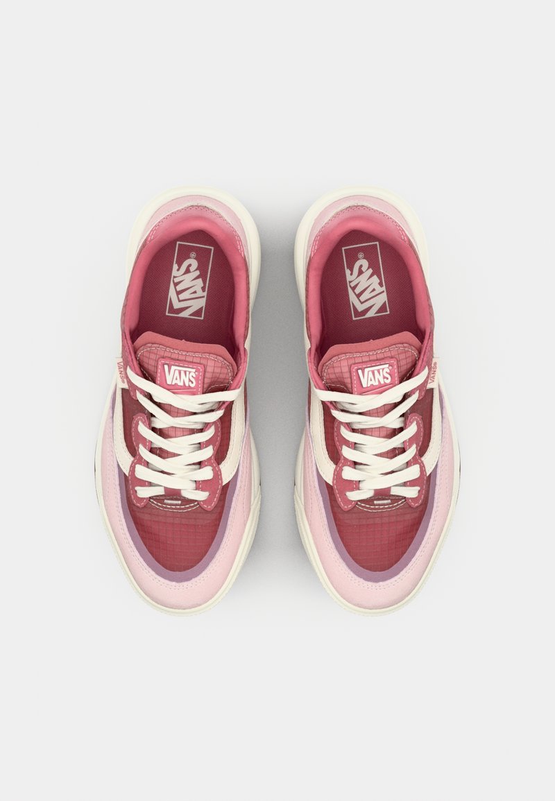 Sneakers Vans con una parte superiore in mesh rosa e rossa, lacci bianchi, linguetta imbottita e dettagli in bianco del logo, con suola in gomma testurizzata.
