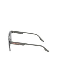 Szare plastikowe okulary przeciwsłoneczne o eleganckim designie, z pomarańczowym logo CONVERSE po boku i kanciastymi ramionami.