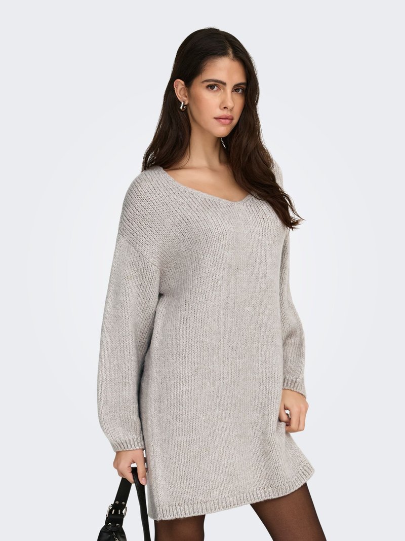 Vestido suéter gris de punto con escote en V, mangas oversize y dobladillo acanalado. Textura suave y ajuste relajado, adecuado para usar en capas.