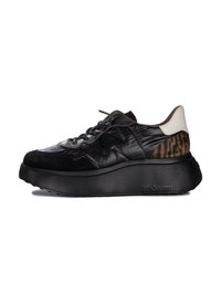 Zapatillas negras que presentan una combinación de texturas brillantes y mate, acentos de estampado animal, una suela gruesa y un diseño de cordones en la parte delantera.