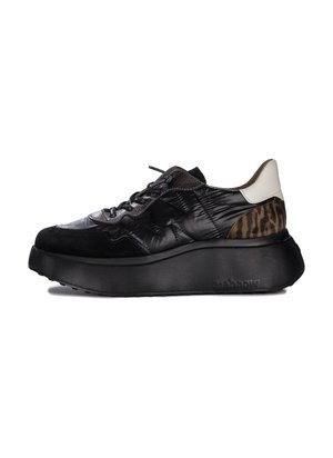 Zapatillas negras que presentan una combinación de texturas brillantes y mate, acentos de estampado animal, una suela gruesa y un diseño de cordones en la parte delantera.