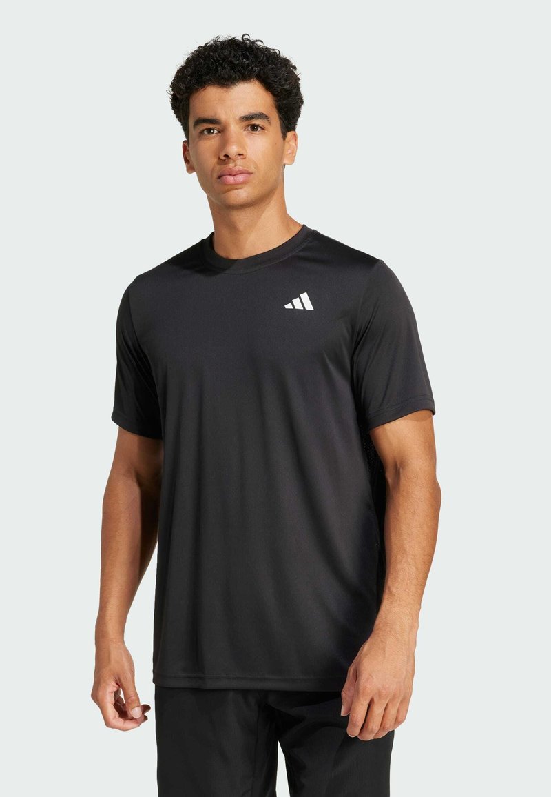 Zwarte sport T-shirt gemaakt van vochtregulerende stof, met korte mouwen, ronde hals en een witte diagonale streep logo op de borst.