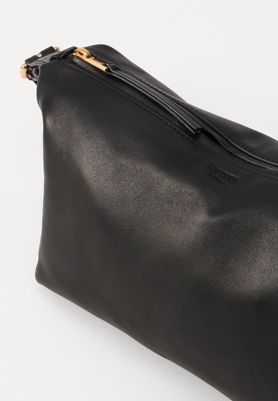 Clutch bag in pelle nera con una texture liscia, dotata di chiusura a zip e dettagli in metallo dorato. Logo impresso sul lato.