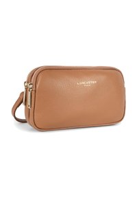 Pochette con zip in vera pelle color marrone chiaro, dalla superficie liscia, con accessori in oro, chiusura a doppia zip e logo "LANCASTER PARIS" stampato sul davanti.