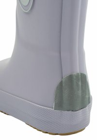 Botte en caoutchouc violet clair avec une semelle blanche texturée. Dispose d'un accent gris sur le talon et d'un logo circulaire en relief sur le côté.