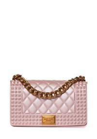 Borsa a tracolla imbottita rosa con finitura liscia, tracolla in catena dorata e dettagli borchiati su un lato. Placca con logo dorato sul davanti.