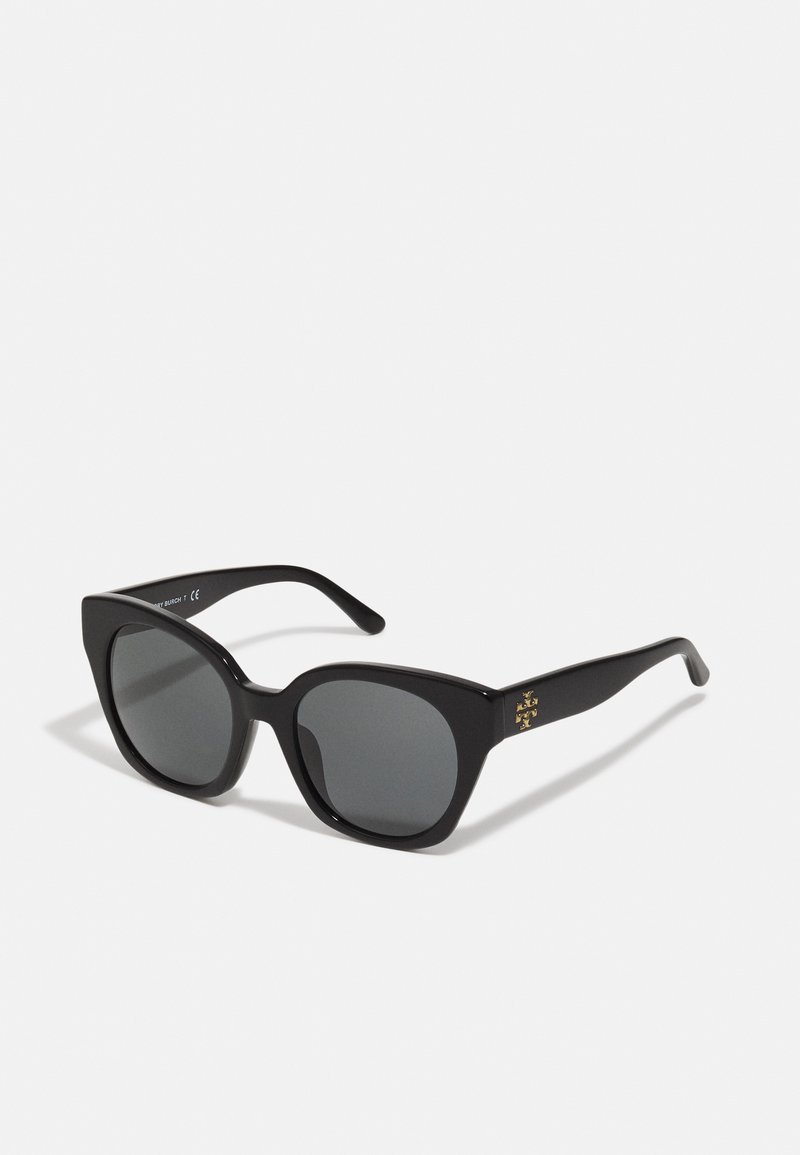 Óculos de sol pretos com uma forma retangular de olho de gato, lentes escuras e detalhes em dourado nas hastes. Material plástico liso e brilhante.