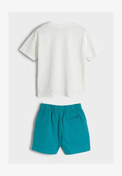 Biela bavlnená tričko s krátkymi rukávmi a okrúhlym výstrihom, v kombinácii s tyrkysovými bavlnenými šortkami s elastickým pásom a zadnou vreckom.