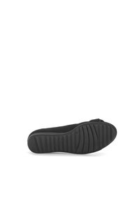 Zwarte platte schoen met een getextureerde rubberen zool, een gladde bovenkant en een band over de tenen. Heeft een laag profielontwerp voor comfort.