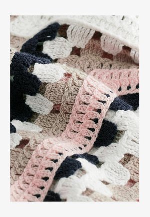 Gehäkelte Decke mit einem geometrischen Muster aus dunkelblauem, weißem, pinkem und beigem Garn. Weiche Textur mit dekorativen Kanten und offenen Maschen.