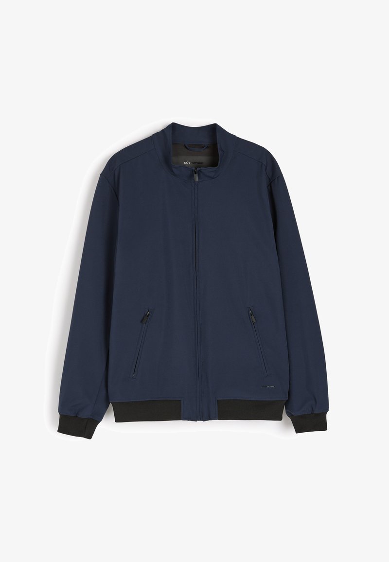 Granatowa kurtka bomberka z zapięciem na zamek, stójką, dwoma bocznymi kieszeniami oraz czarnymi ściągaczami na mankietach i u dołu. Gładka tekstura tkaniny.