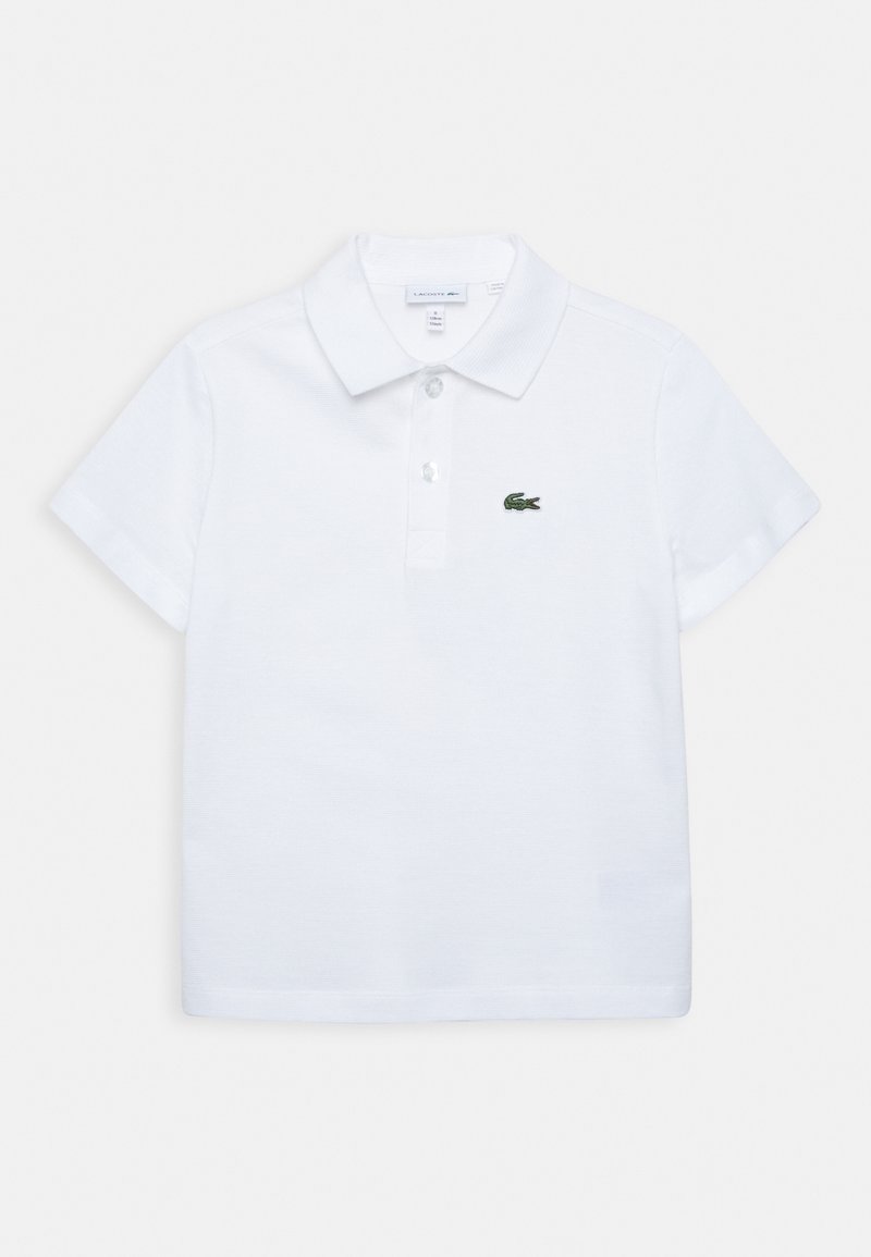 Polo blanc à manches courtes avec col, deux boutons et petit logo crocodile vert sur la poitrine gauche.