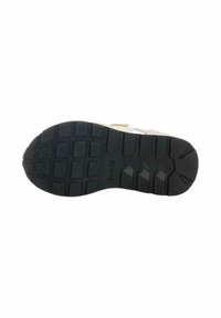 Suola di sneaker in un materiale gommato nero texturizzato. Presenta diversi modelli di battistrada per la presa e marcature testuali sul lato.