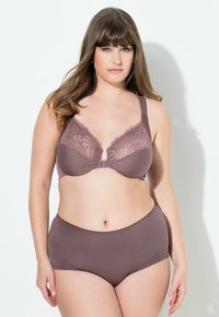 Beha en slipset in zacht mauve met bloemenkantdetails op de beha. Soepele stof, een beugel voor ondersteuning en brede banden voor comfort.