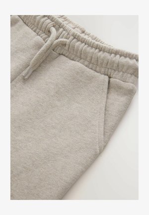 Pantaloni de trening gri deschis, dintr-un material moale din bumbac, având un pantalon elastic cu șnur și buzunare laterale.