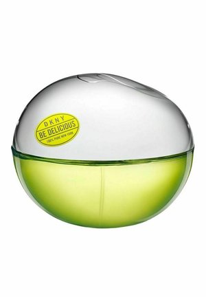 Pyöreä parfyymipullo hopeisella kannella ja läpikuultavalla vihreällä pohjalla, jossa teksti "DKNY Be Delicious 100% Pure New York."