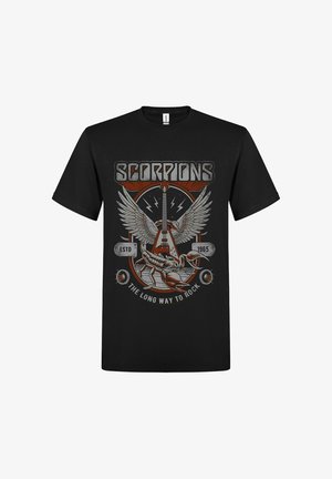 Černé bavlněné tričko s metalickým potiskem kytary s křídly a škorpionem, text "SCORPIONS ESTD 1965" a "THE LONG WAY TO ROCK."