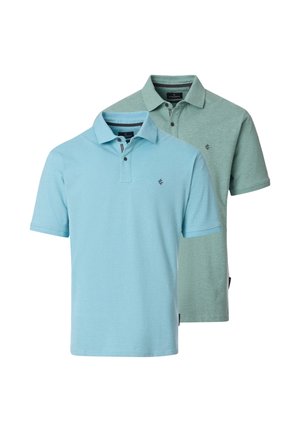 Dwie koszulki polo z krótkim rękawem, z kołnierzykami i guzikami, jedna w jasnoniebieskim, a druga w jasnym zielonym kolorze, obie z małymi wyszywanymi logo.