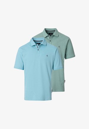 Dwie koszulki polo z krótkim rękawem, z kołnierzykami i guzikami, jedna w jasnoniebieskim, a druga w jasnym zielonym kolorze, obie z małymi wyszywanymi logo.