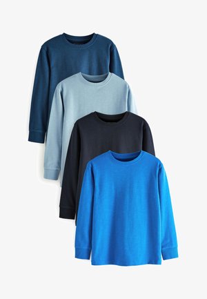 Vier langslabige T-shirts in verschillende tinten blauw: donker marineblauw, lichtblauw, antraciet en felblauw, met ronde halslijn en ribgebreide manchetten.