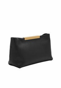 Pochette en cuir noir avec une texture lisse, présentant un accent en métal rectangulaire doré en haut pour la fermeture.