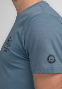 Petrol Industries - T-shirt z nadrukiem