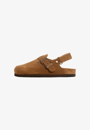 Bruine suède klompachtige sandaal met verstelbare gesp en kurken zool, open achterkant met een extra enkelriem.