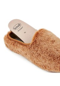 Faux fur instapschoen in oranje-bruin met een zachte textuur. Voorzien van een gevoerde binnenzool met de aanduiding "Scholl BIOPRINT" en maat 38.