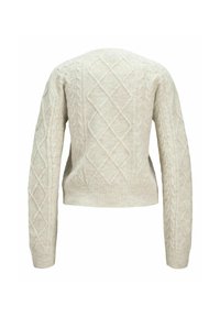 Maglione lavorato a maglia di colore beige chiaro con un motivo a trecce, scollo rotondo e polsini e orlo a costine. La vista posteriore mostra un design simmetrico.