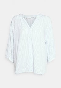 Jasnoniebiesko-biała koszula w paski zapinana na guziki, z dekoltem w kształcie litery V, rękawami do łokcia i luźnym krojem. Miękki materiał, bez widocznych wzorów i dodatków.