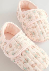 Chaussons matelassés roses ornés d'un motif floral dans des tons de bleu clair et de pêche, avec une doublure douce et une sangle réglable pour un maintien sûr.