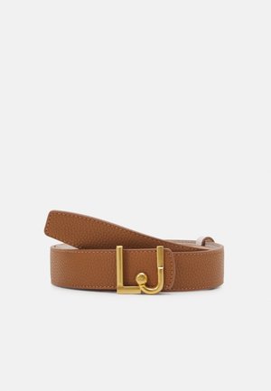 Ceinture en cuir marron texturé avec une boucle en métal doré en forme des lettres L et J sur un fond blanc uni.