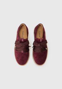 Bordeaux ruskindsneakers har en tyk gummisål, brede stofsnørebånd og en komfortabel indersål med "Gabor"-branding indeni.